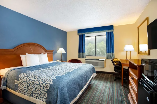 Room, King Bed, Days Inn by Wyndham Runnemede Philadelphia Area 1/4