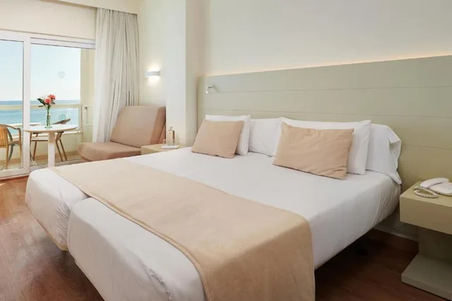 غرفة ثلاثية بسريرين منفصلين بإطلالة على البحر، Hotel Sabina & Suites 1/2