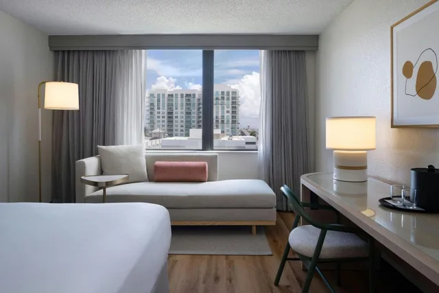 غرفة بسرير كينج أو كوين، Renaissance Fort Lauderdale Marina Hotel 5/6