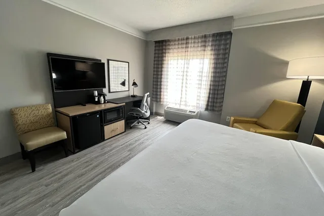 غرفة ديلوكس بسرير كينج، La Quinta Inn & Suites by Wyndham Dallas Arlington South 6/9