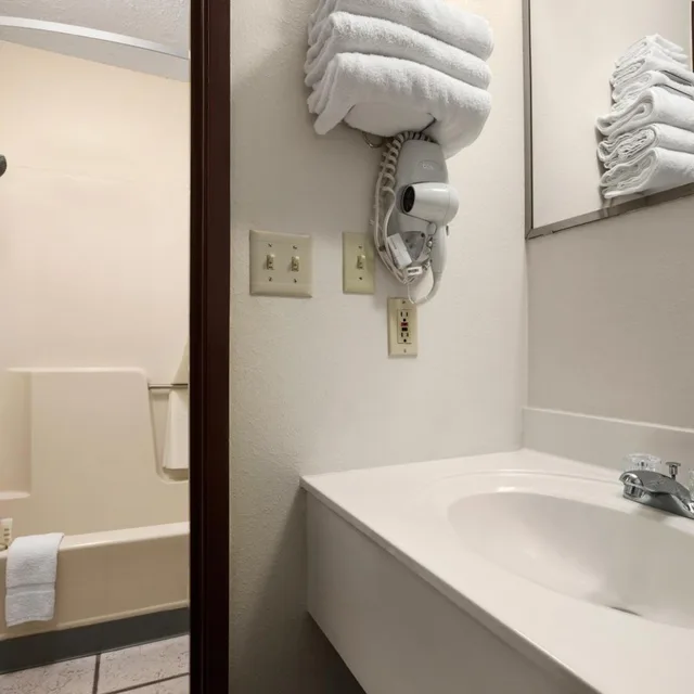 Deluxe, Suite, Accessible, Super 8 By Wyndham Concordia 2/3