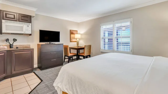 جناح استوديو داخلي بسرير كينج، Staybridge Suites Savannah Historic District 2/3