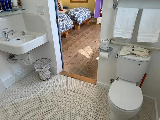 Room, Double Bed, Private Bathroom, Metro Hotel and Cafe 5/6