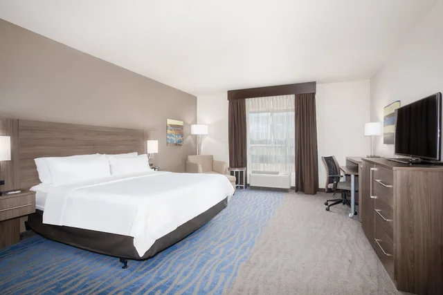 Standard, King Bed, Accessible, Holiday Inn Express And Suites Manhattan 3/4