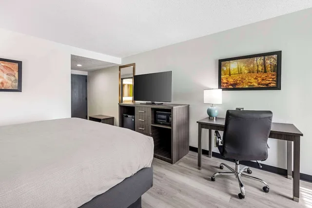 غرفة بسرير كينج بحوض جاكوزي، Quality Inn Clarksville 1/6