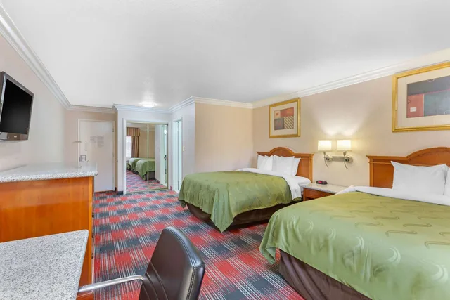 غرفة بسريرين كوين، Quality Inn & Suites Oceanside Near Camp Pendleton 2/9