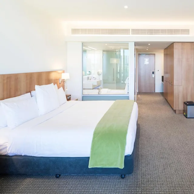 Room, King Bed, Business Level، Commodore Airport Hotel 3/10
