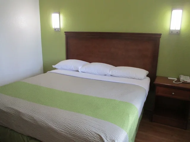 Room, King Bed, Smoking, Motel6 Meridian, MS 3/6