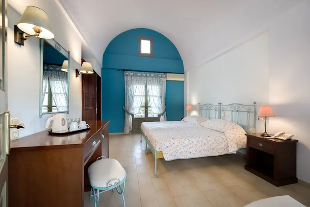 غرفة قياسية بسرير مزدوج، Zephyros Hotel Santorini 6/8