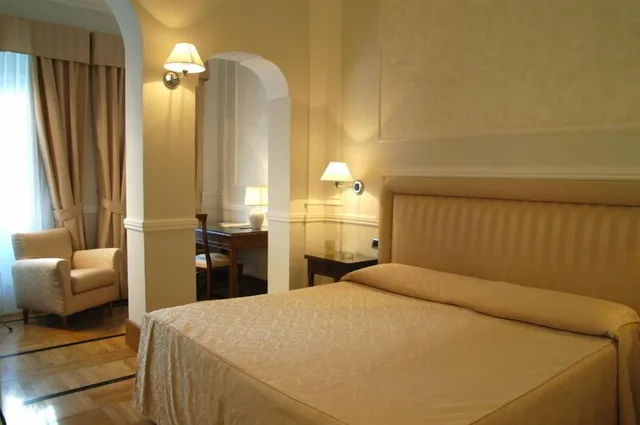 غرفة سوبيريور بسرير كينج، Hotel Flora 2/3