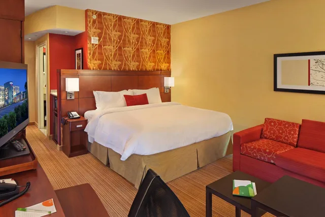 غرفة بسرير كينج مع أريكة بحوض استحمام لذوي الإعاقة، Courtyard Philadelphia Coatesville/Exton 1/3