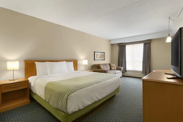 غرفة بسرير كينج، Colonial Square Inn And Suites 1/1