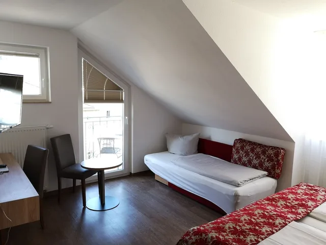 Room, Triple, 1 Double and 1 Single Bed, Hydromassage، Hotel Löhr 1/9