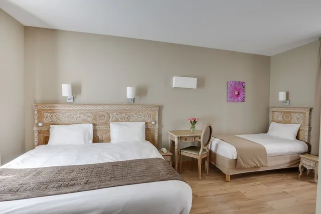 غرفة ثلاثية بسرير مزدوج وسرير فردي، Hotel Du Printemps 2/6