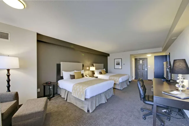 Coast, 2 Queen Beds, Atrium View، Coast Kamloops Hotel And Conference Centre 1/1