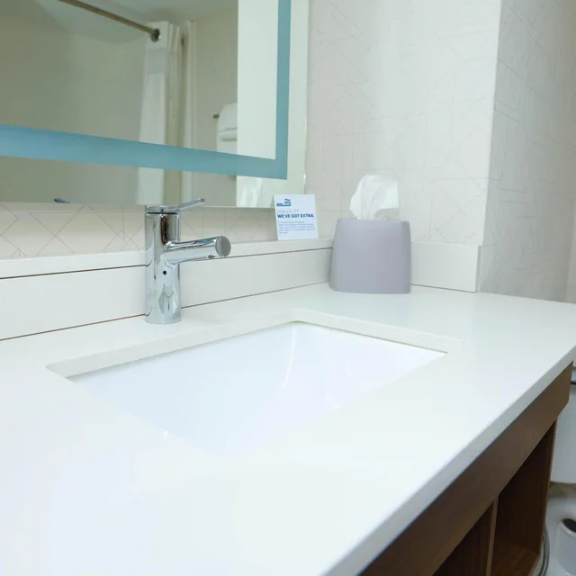 غرفة بسرير مزدوج بحوض استحمام لذوي الإعاقة، Holiday Inn Express Detroit-Birmingham 3/4