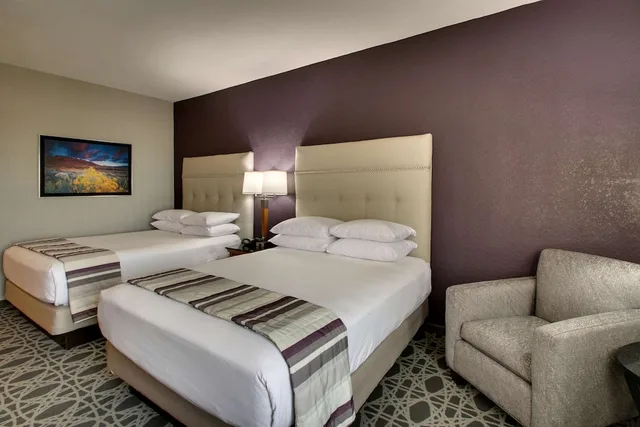 غرفة بسريرين كوين بشرفة في طابق مرتفع، Drury Inn and Suites Albuquerque North 2/7