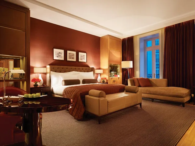 جناح جونيور ديلوكس بسرير كينج، Corinthia Hotel London 2/2