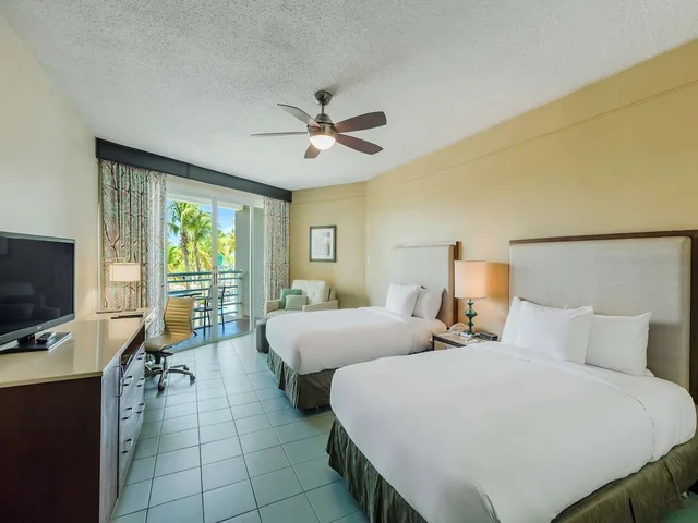 غرفة بسريرين مزدوجين بإطلالة على المسبح بشرفة، Hilton Ponce Golf & Casino Resort 2/3
