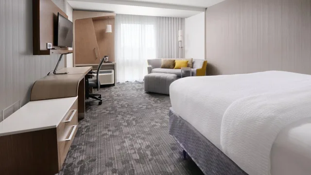 غرفة كبيرة بسرير كينج، Courtyard by Marriott Dallas Plano/The Colony 1/6