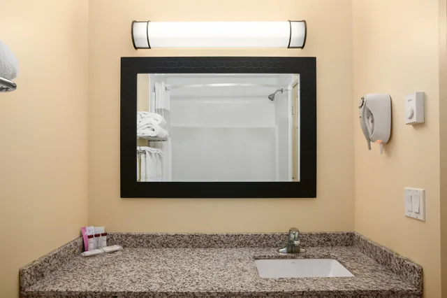 غرفة بسرير كينج، Ramada Limited Golden 3/4