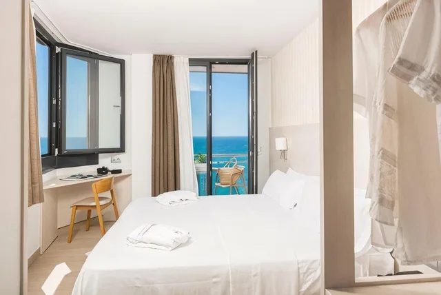 غرفة غراند بسرير كينج بإطلالة على البحر مع أريكة، Marsol Hotel 1/1