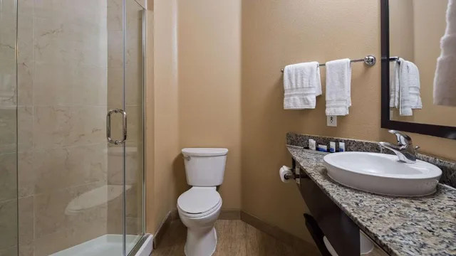غرفة بسريرين كوين بمطبخ صغير بحوض استحمام لذوي الإعاقة، Best Western Plus Oceanside Palms 5/8