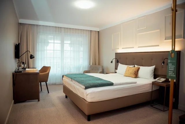 غرفة بسرير كينج وسرير كوين، Parkhotel Kurhaus Bad Kreuznach 2/10