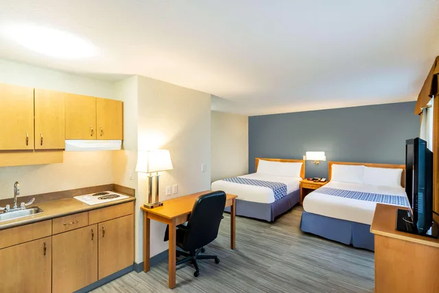 Efficiency, Suite, 2 Queen Beds، Econo Lodge Inn & Suites Calgary - University 2/4
