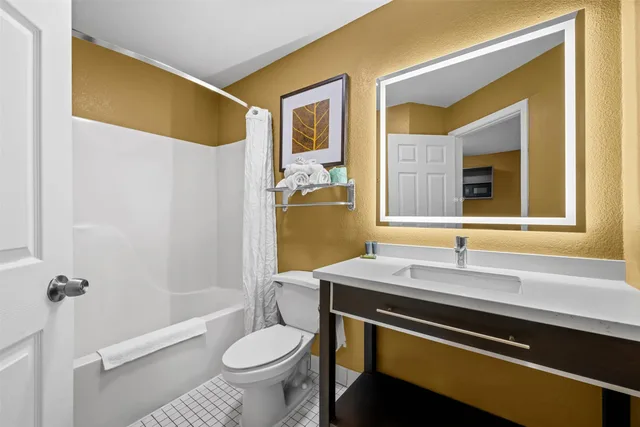 غرفة بسرير كوين، Suburban Studios Charlotte - Executive Park 5/6