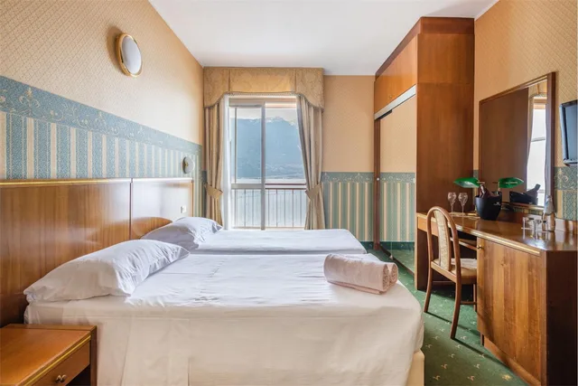 غرفة كلاسيكية بإطلالة على البحيرة، HOTEL SPLENDID PALACE 1/3