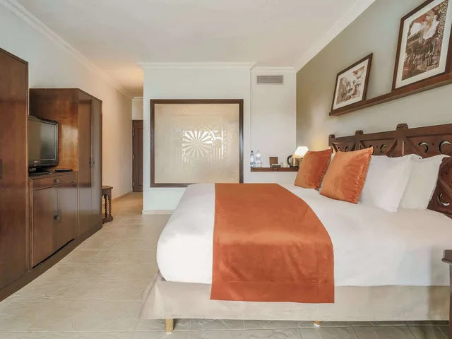 غرفة ديلوكس بسرير كينج بإطلالة على المسبح، Sofitel Agadir Royal Bay Resort 2/5