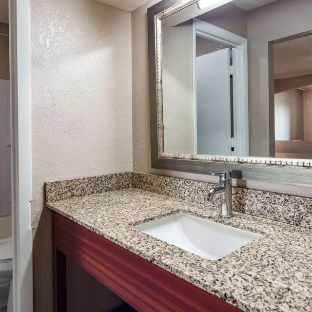 غرفة بسرير كينج مع أريكة للمدخنين، SureStay Hotel by Best Western Olathe 5/5