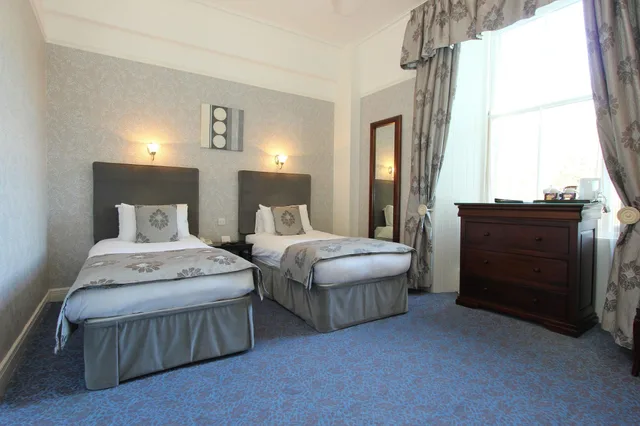 غرفة بسريرين منفصلين بإطلالة، Atholl Palace Hotel 1/6