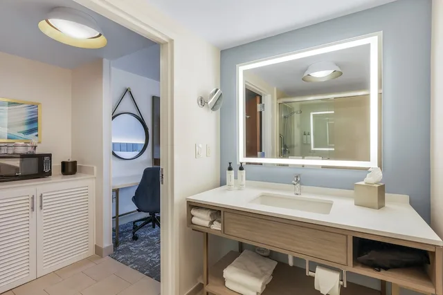 غرفة بريميوم بسرير كينج، Crowne Plaza Ft. Myers Gulf Coast, An Ihg Hotel 5/5