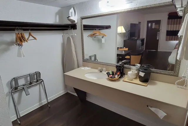 غرفة بسرير كينج، Ramada by Wyndham Mountain Home 8/9