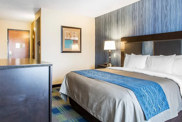 جناح بسرير كينج مع أريكة لذوي الإعاقة، Comfort Inn and Suites Meriden 1/4