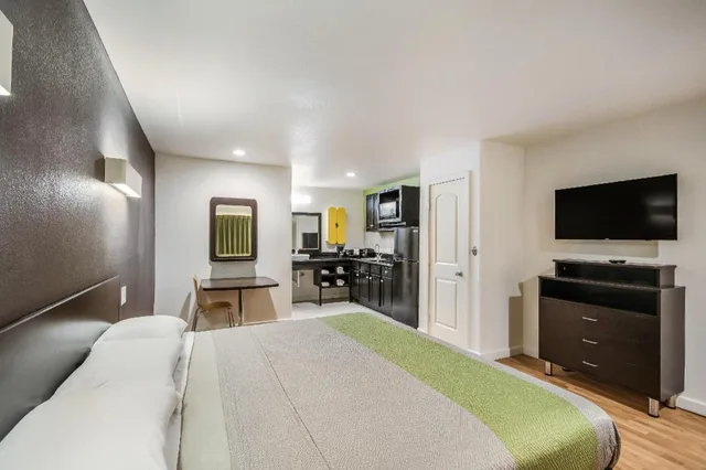 1 King Bed - Mobil Acc Ri Shwr Nsmk Kitchen، Studio6 Huntsville, TX 3/9