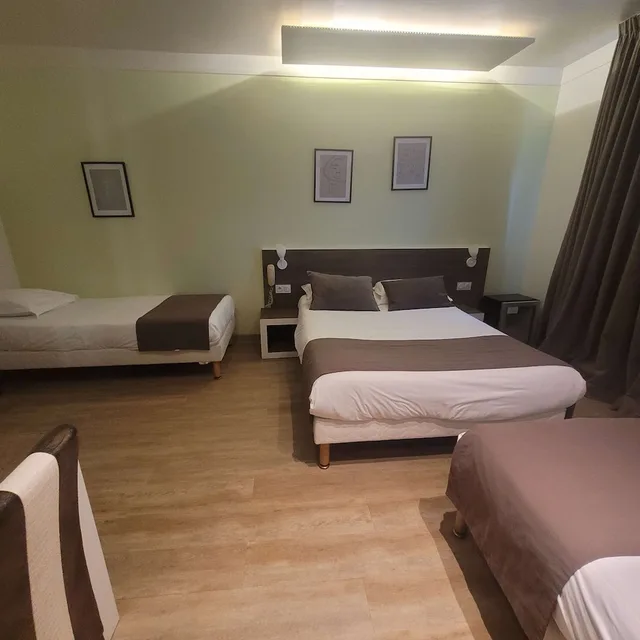 Standard, 1 Double and 3 Single Beds، Kyriad Orange Centre 9/10