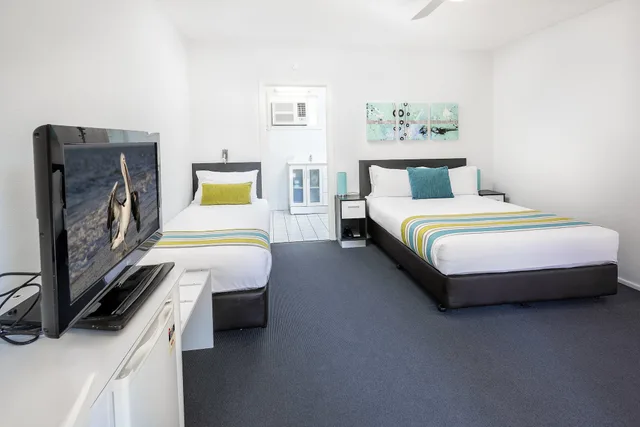 غرفة قياسية بسرير كوين وسرير فردي في الطابق الأرضي، The Beach Motel Hervey Bay 2/4