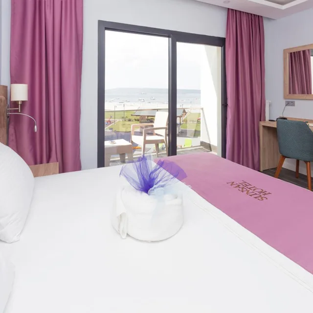 غرفة بسرير مزدوج أو سريرين منفصلين بإطلالة على المسبح، Sunsan Hotel 8/10