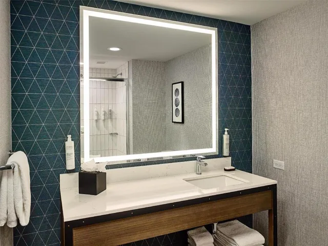جناح استوديو بسرير كينج بغرفة نوم واحدة مع أريكة لذوي الإعاقة، Embassy Suites by Hilton Gatlinburg Resort 4/5