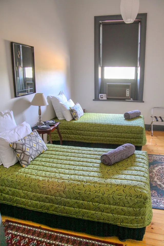 غرفة بسريرين منفصلين بحمام مشترك، Pampas Motel 1/1