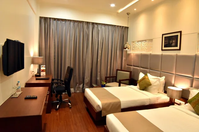 Deluxe, Manish Aura Grand 1/5
