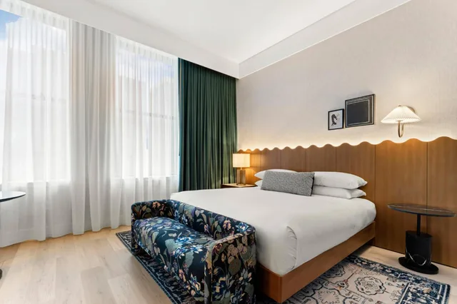 غرفة بسرير كوين لذوي الإعاقة، Kimpton Hotel Monaco Baltimore Inner Harbor 6/7