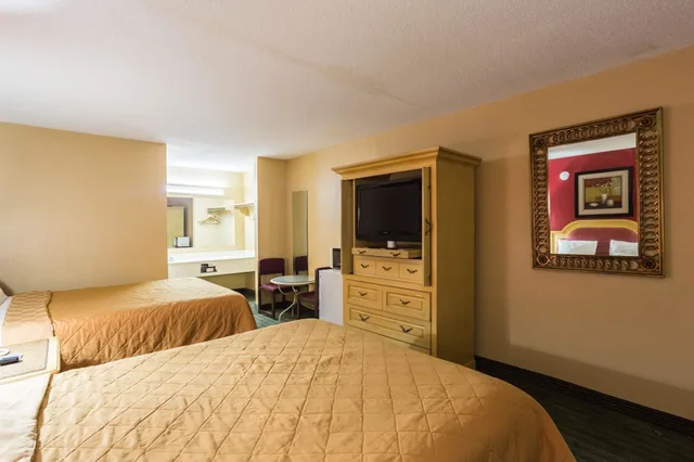 غرفة قياسية بسريرين مزدوجين للمدخنين، Rodeway Inn Hazlehurst, MS 2/2