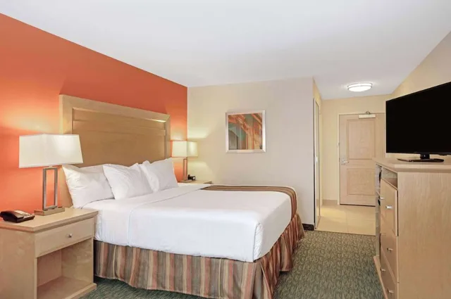غرفة بسرير مزدوج لذوي الإعاقة، La Quinta Inn & Suites by Wyndham Grand Forks 1/1
