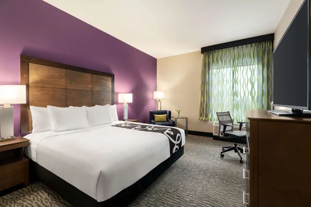 Room, King Bed, Kitchen, La Quinta Inn And Suites by Wyndham Burlington 1/4