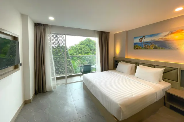 غرفة ديلوكس بسرير كينج بإطلالة على المدينة بشرفة، Clarian Hotel Beach Patong 6/10