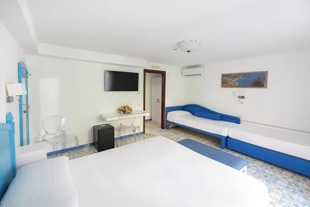 غرفة كلاسيكية رباعية بسرير مزدوج وسريرين منفصلين، Hotel Amalfi 1/10